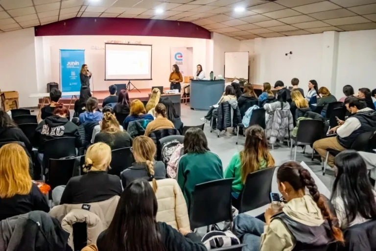 Jóvenes durante capacitación en manipulación de alimentos en Junín