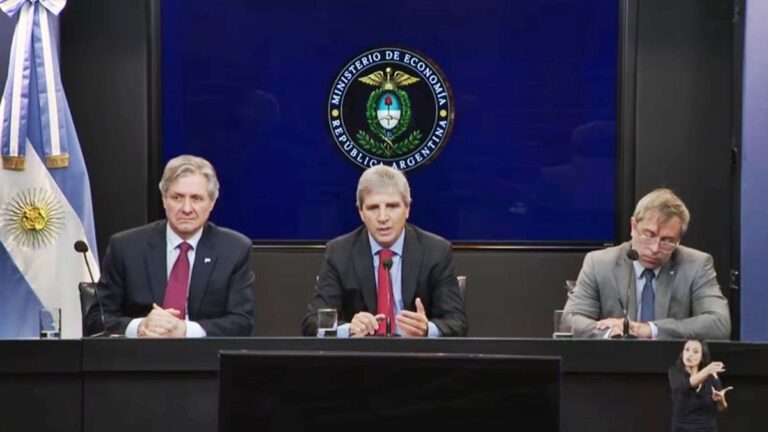 Luis Caputo en conferencia de prensa presentando programa financiero