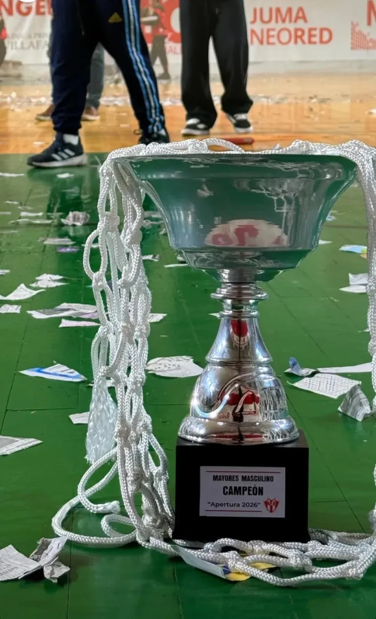 Partido de básquet entre Ciclista Juninense y San Martín en el Coliseo del Boulevard