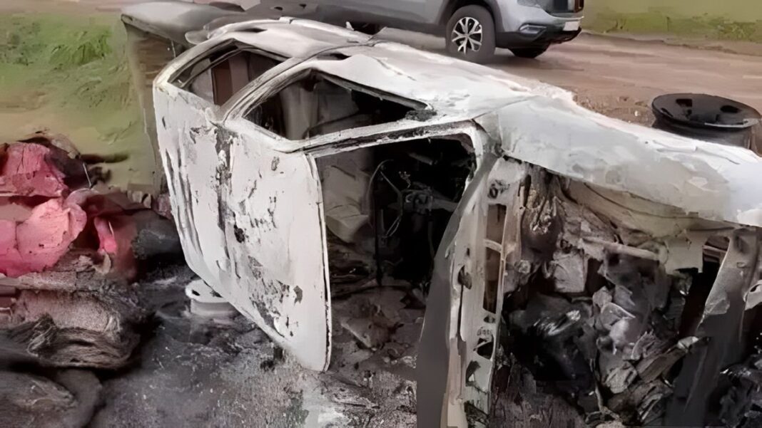 Vehículo incendiado y volcado en camino rural de Lobería