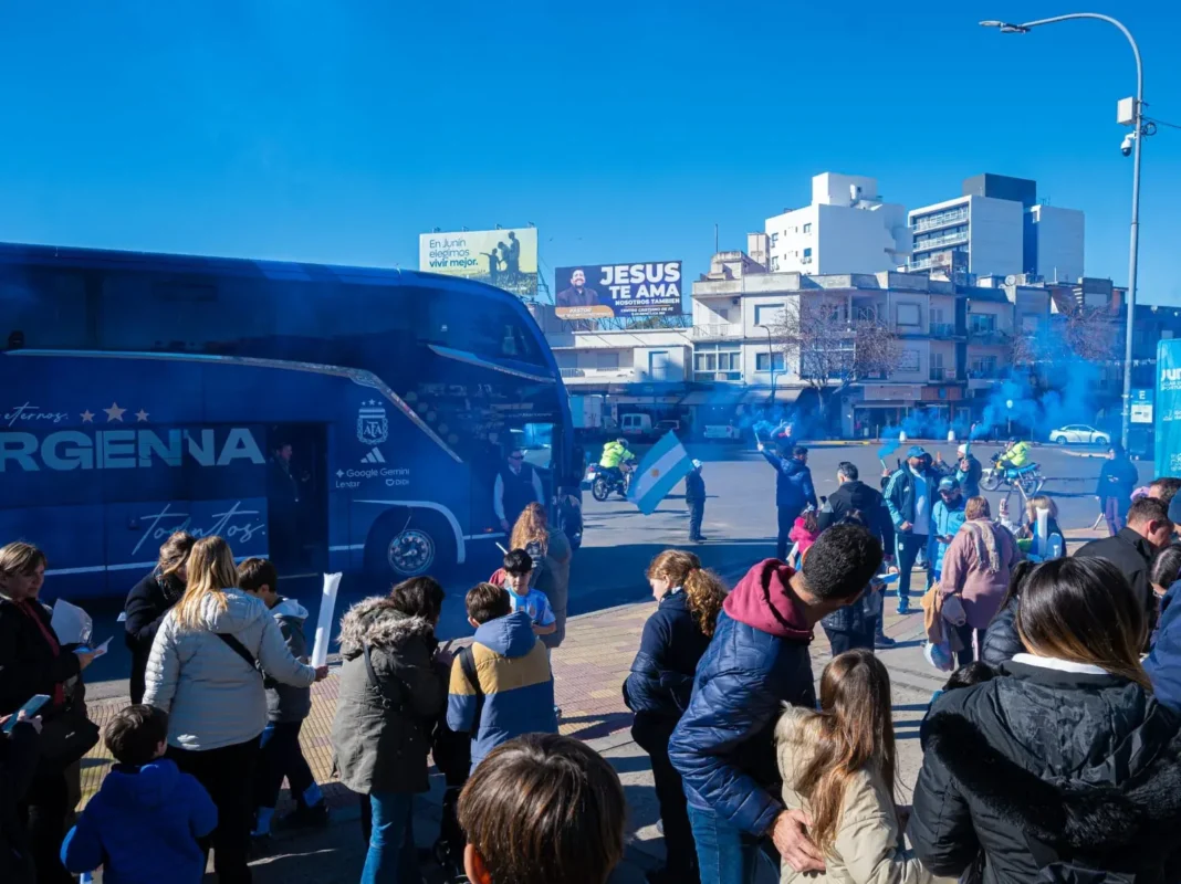 Colectivo oficial de la Selección Argentina estacionado en Junín con personas alrededor