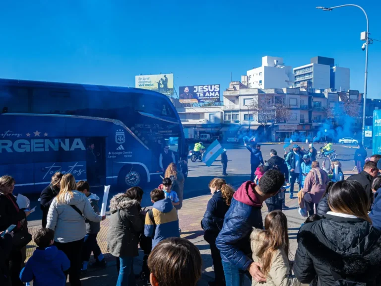 Colectivo oficial de la Selección Argentina estacionado en Junín con personas alrededor