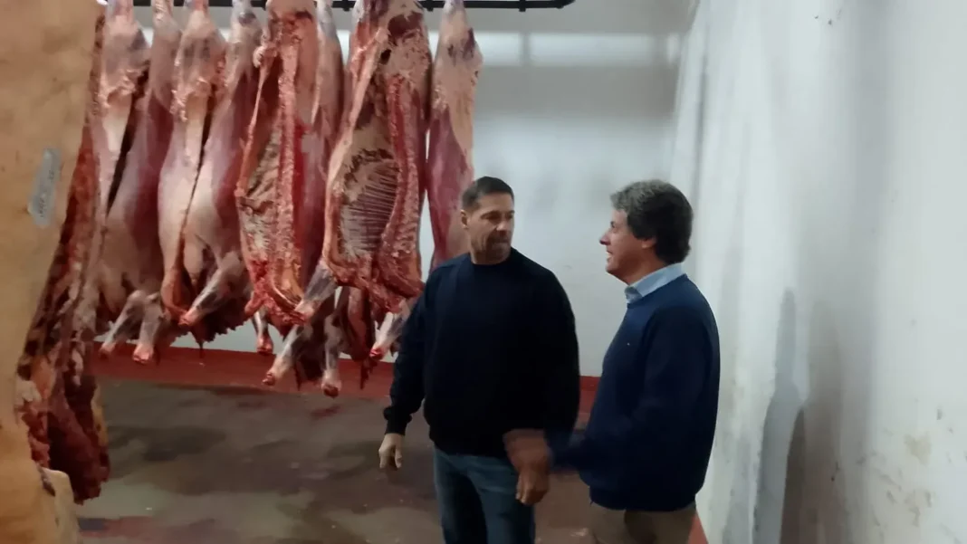 Concejales Diego Cristina y Diego Carballo recorriendo las instalaciones de un frigorífico en Junín