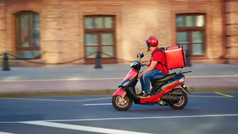 Repartidor de delivery con mochila y bicicleta en la calle