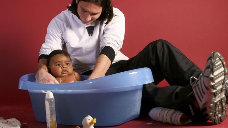 Lionel Messi y el bebé Lamine Yamal en una bañera de plástico durante la sesión de fotos para el calendario 2008 del FC Barcelona
