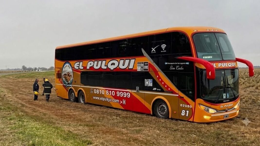 Micro de doble piso despistado en cantero central de la Autovía 2