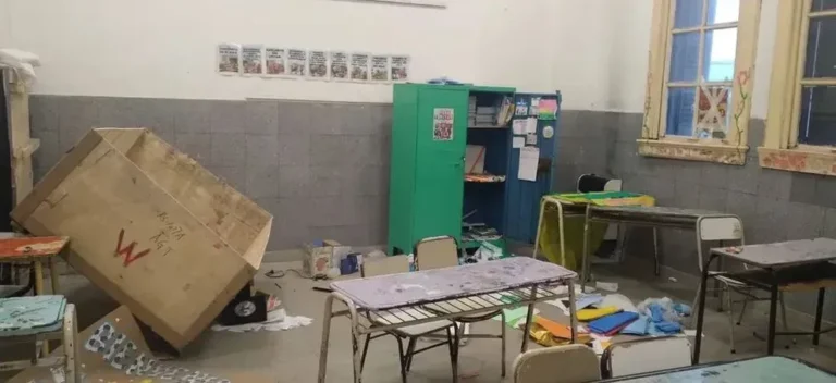Interior de la Escuela Primaria N° 1 de Merlo con daños y escombros