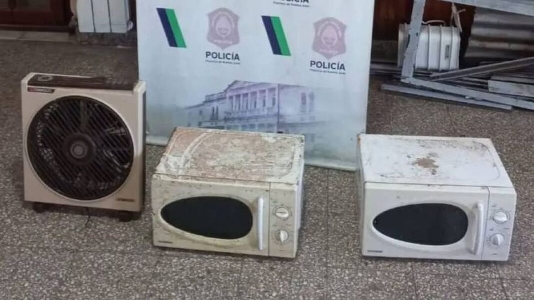 Vista de las ruinas del hotel Dubrovnik en Villa Gesell, con cinta de seguridad policial