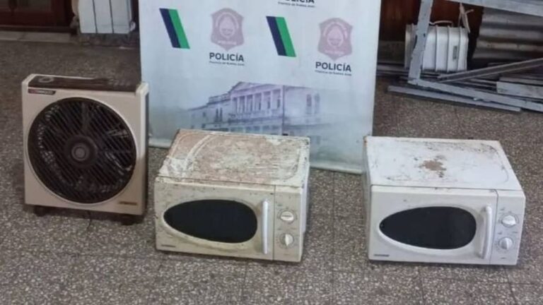 Vista de las ruinas del hotel Dubrovnik en Villa Gesell, con cinta de seguridad policial