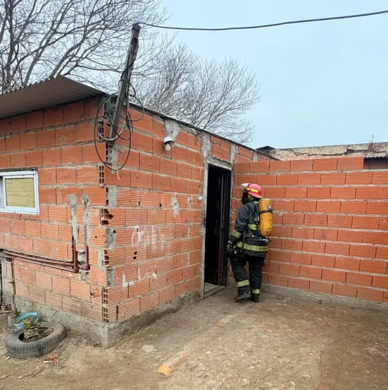 Bomberos trabajando en un principio de incendio en una vivienda