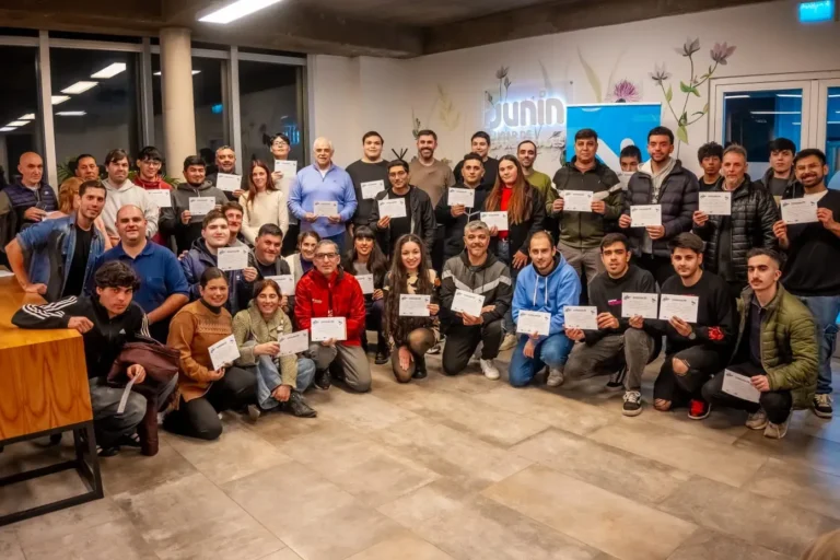Intendente Juan Fiorini entrega certificados a egresados de cursos gratuitos en Junín