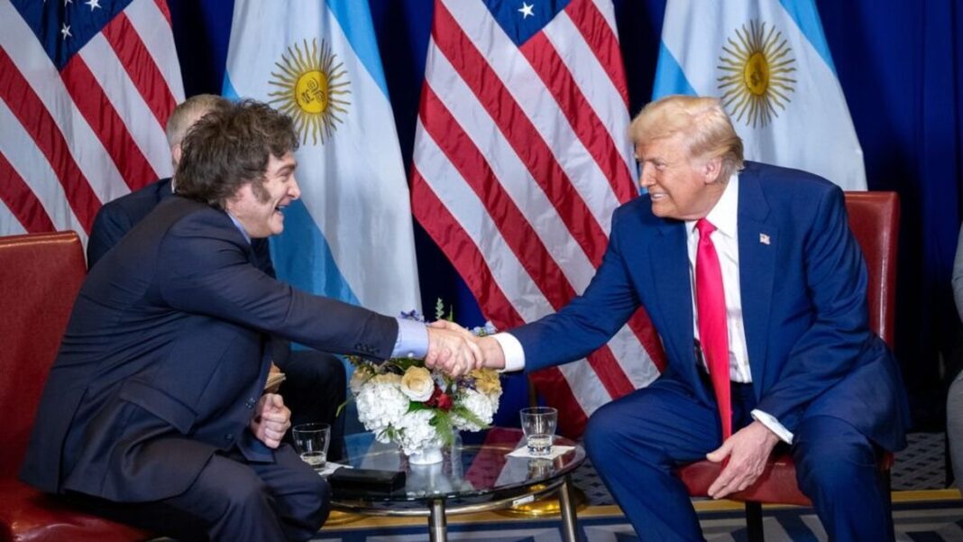 Bandera de Argentina y Estados Unidos en un acto oficial