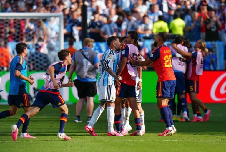 Jugadores de Argentina y España en el campo tras la final del Mundial 2026