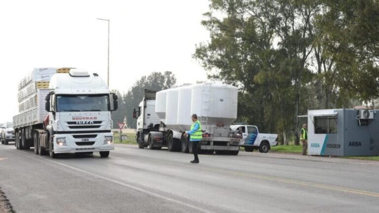 Camión de carga circulando por una ruta bonaerense
