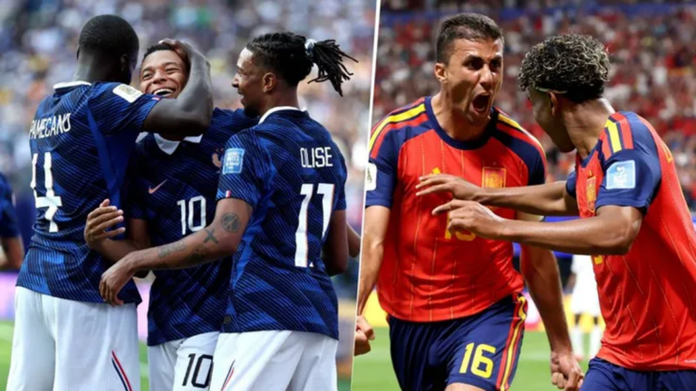 Jugadores de Francia y España en el campo de juego durante un partido de fútbol
