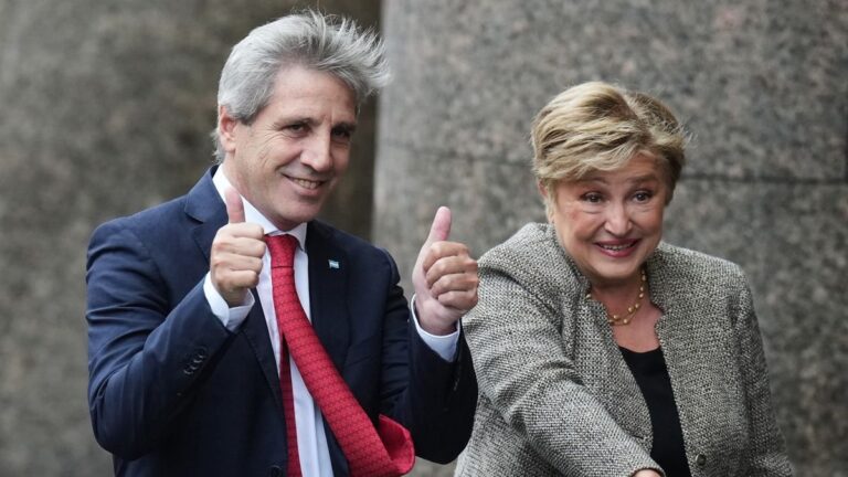 Kristalina Georgieva y Luis Caputo en conferencia de prensa en el Ministerio de Economía