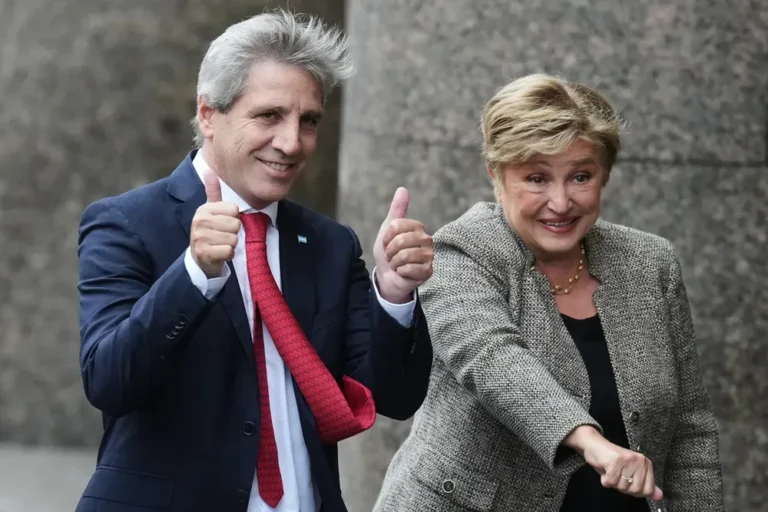 Kristalina Georgieva y Luis Caputo en conferencia de prensa en el Ministerio de Economía