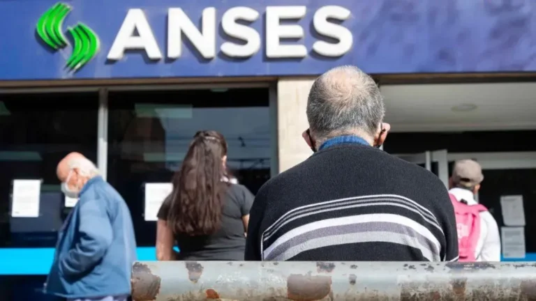 Persona mayor sosteniendo un documento de ANSES