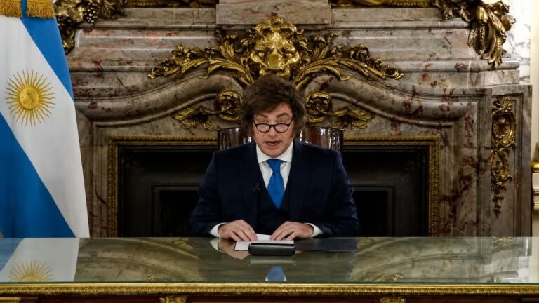 Javier Milei durante el anuncio de la reforma del Banco Central en cadena nacional