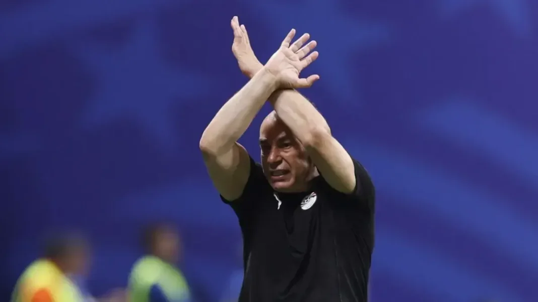 Hossam Hassan cruzando los brazos en forma de X durante el partido Argentina vs Egipto