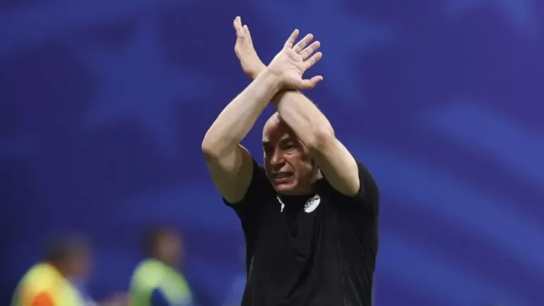 Hossam Hassan cruzando los brazos en forma de X durante el partido Argentina vs Egipto