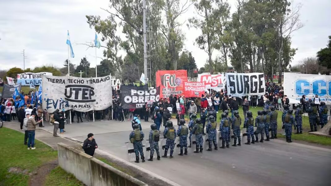 Manifestantes en avenida Hipólito Yrigoyen en Avellaneda durante protesta por plan social