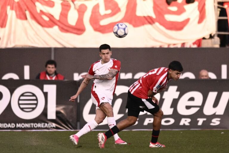 Partido de fútbol entre Independiente y Estudiantes en el estadio UNO Jorge Luis Hirschi