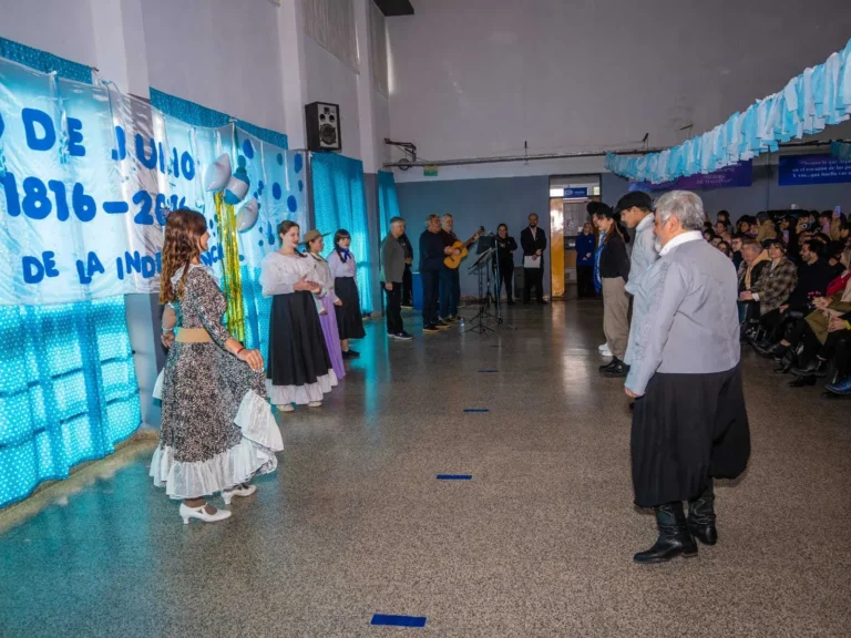 Intendente Juan Fiorini en acto escolar del Día de la Independencia en Escuela Héroes de Malvinas