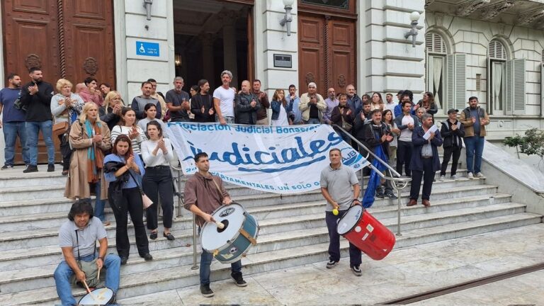 Trabajadores judiciales en asamblea