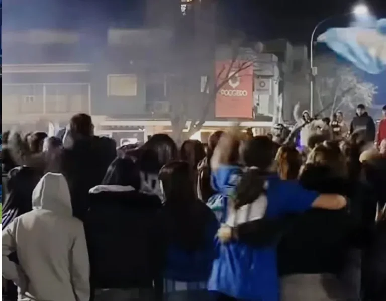 Vecinos de Junín con banderas argentinas en la calle reconociendo a la Selección