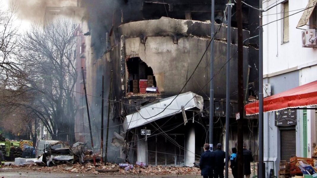 Vista del depósito de Aloise Tecno en La Plata tras el incendio y derrumbe