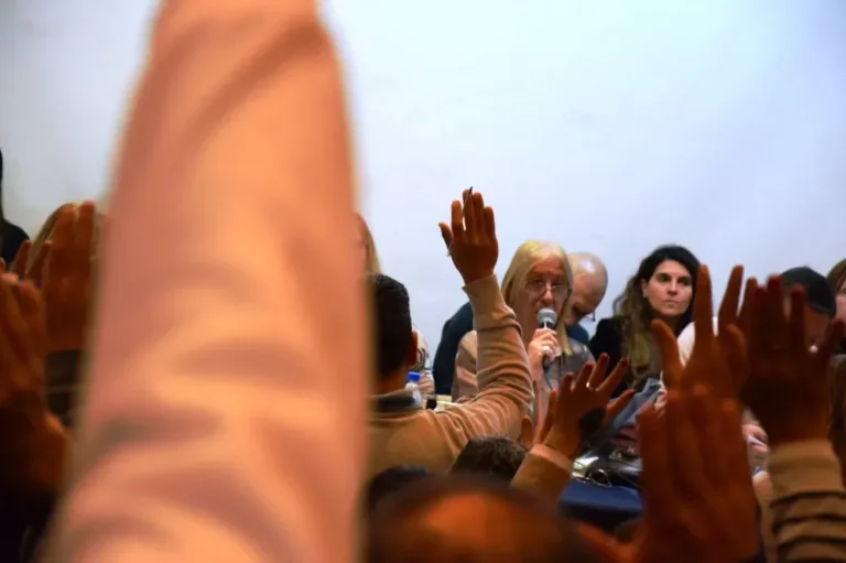 Funcionarios provinciales y representantes gremiales en reunión de paritarias