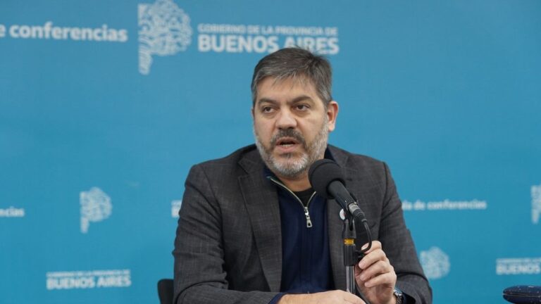 Carlos Bianco durante conferencia de prensa en la Gobernación