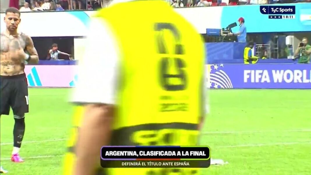 Jugadores de la selección argentina con una bandera de Malvinas sobre el césped