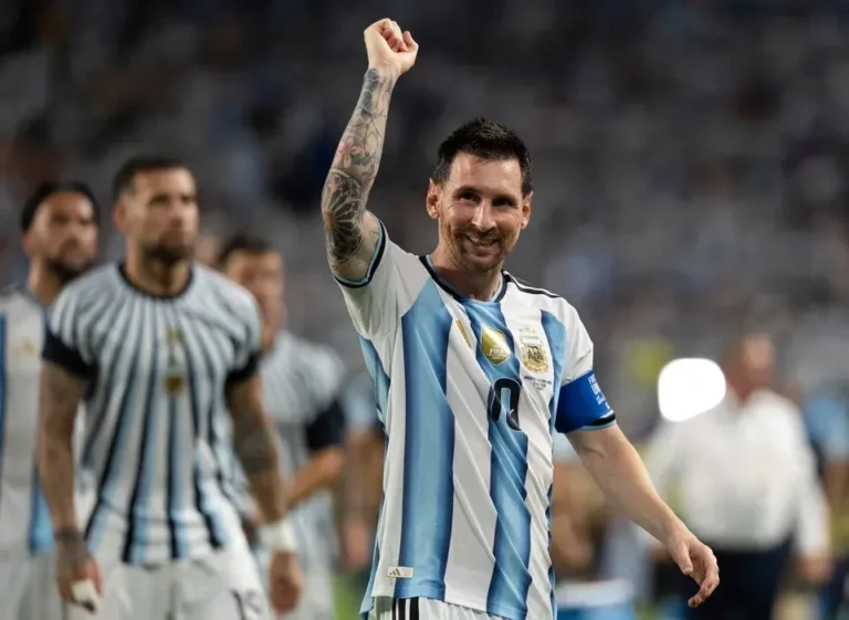 Lionel Messi con gesto de enojo durante los festejos tras el partido Argentina vs Cabo Verde
