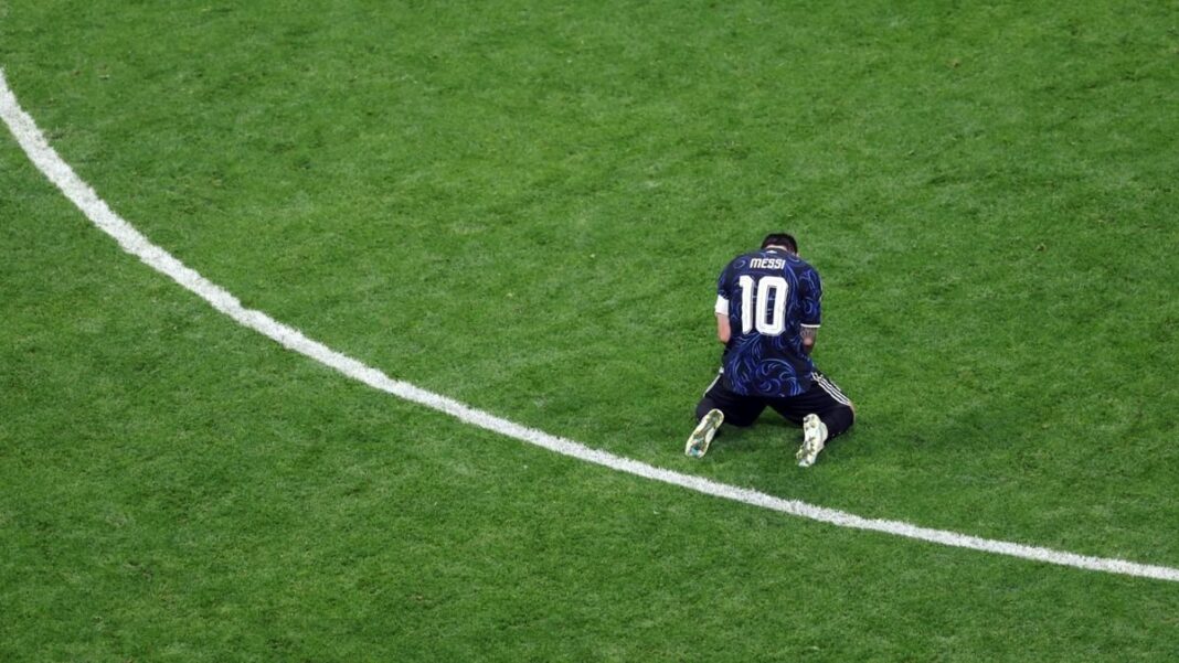 Lionel Messi hablando con la prensa tras el triunfo de Argentina ante Inglaterra