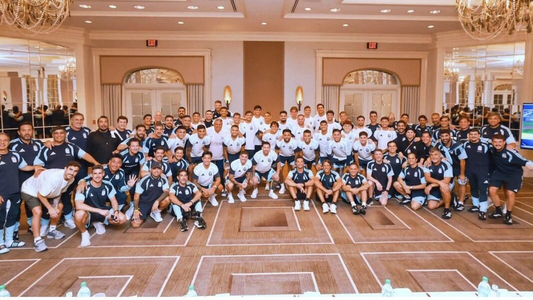 Plantel de la Selección argentina de fútbol junto a colaboradores en una imagen previa a la final del Mundial 2026