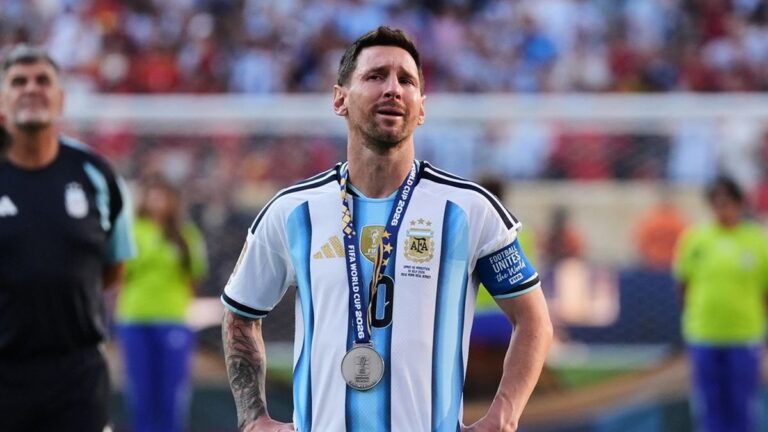 Lionel Messi con la medalla de plata en el estadio MetLife