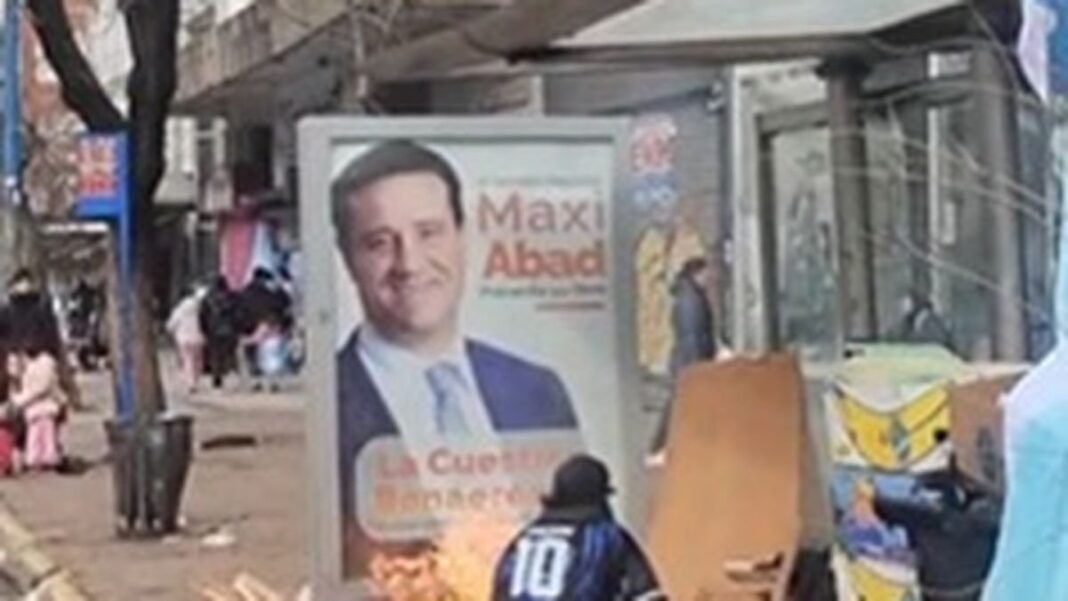 Hinchas argentinos realizan un asado en una parada de colectivo en Mar del Plata