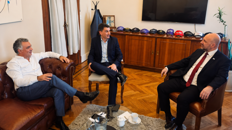 Mariano Valiante y Sebastián Pareja durante la presentación de la nueva coordinación de LLA en la Quinta Sección