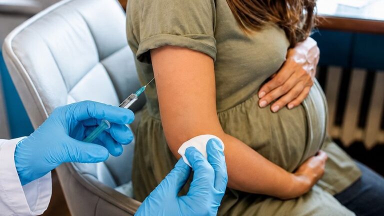 Bebé recién nacido en incubadora en un hospital