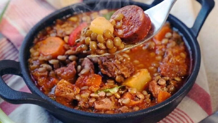 Guiso de lentejas en una olla