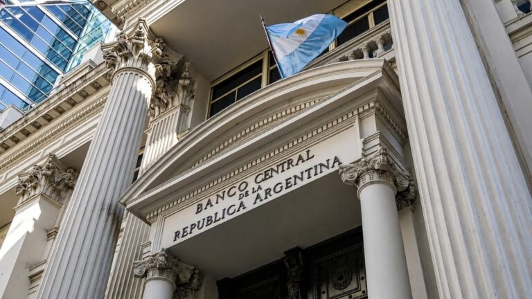 Javier Milei durante una entrevista radial donde anuncia la reforma del Banco Central