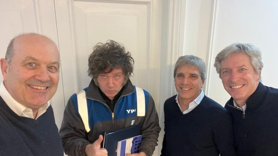 Javier Milei reunido con equipo económico en Olivos