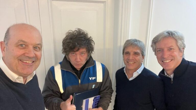Javier Milei reunido con equipo económico en Olivos