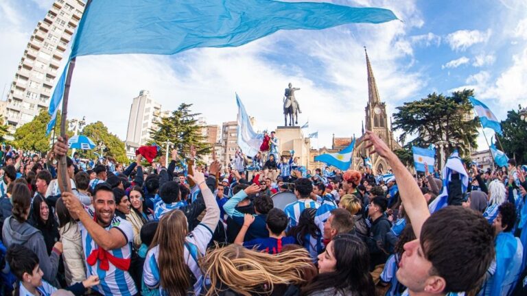 Hinchas celebrando el triunfo de la Selección Argentina ante Egipto en la provincia de Buenos Aires