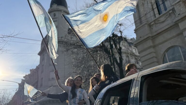 Festejos de bonaerenses por el triunfo de Argentina ante Egipto