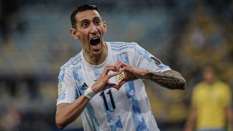 Jugadores de Argentina y Suiza en un partido de fútbol