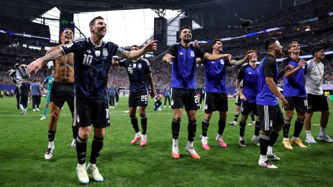 Jugadores de la selección argentina celebrando un gol durante el partido semifinal del Mundial 2026 contra Inglaterra