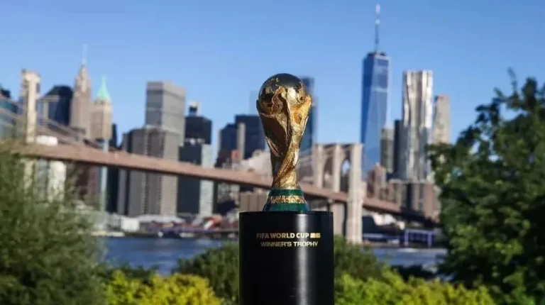 Estadio de fútbol con banderas de países participantes en el Mundial 2026